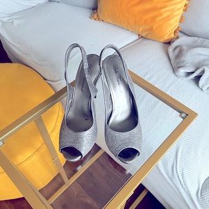 Size 7 1/2 silver peep toe shoe